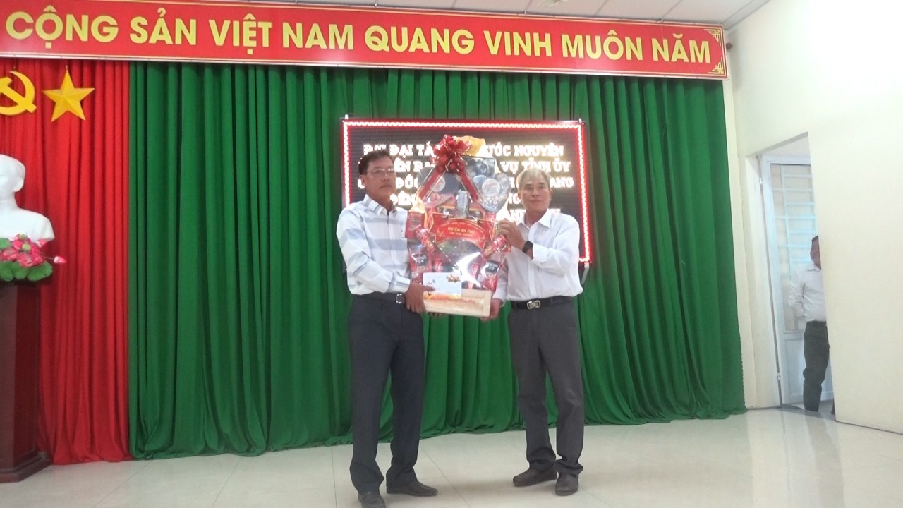 Phó Bí thư Thường trực Huyện ủy An Phú Phùng Minh Tân tặng quà Đảng bộ xã 