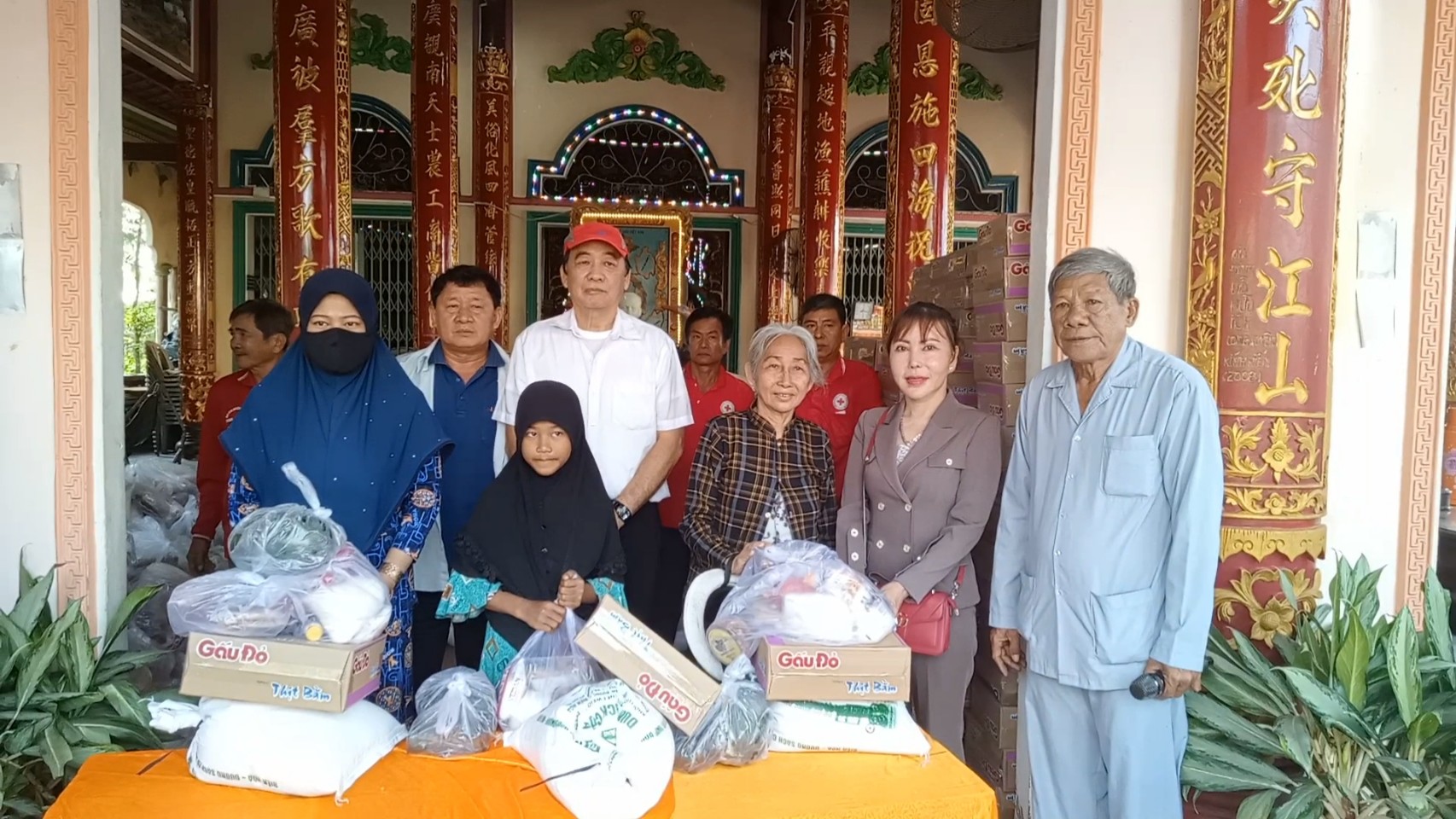 Hội Chữ thập đỏ xã cùng các mạnh thường quân trao quà tết cho hộ nghèo