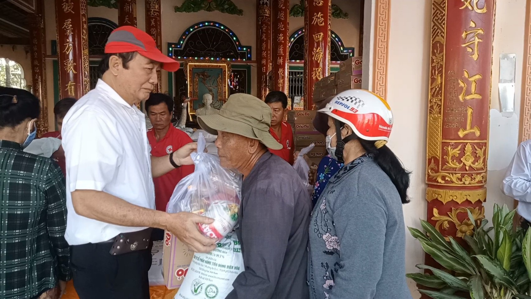 Mạnh thường quân tặng tay trao quà cho hộ nghèo 