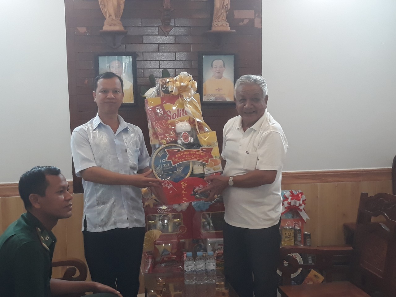 Lãnh đạo địa phương trao quà cho các nguyên lãnh đạo xã và các điểm trường 