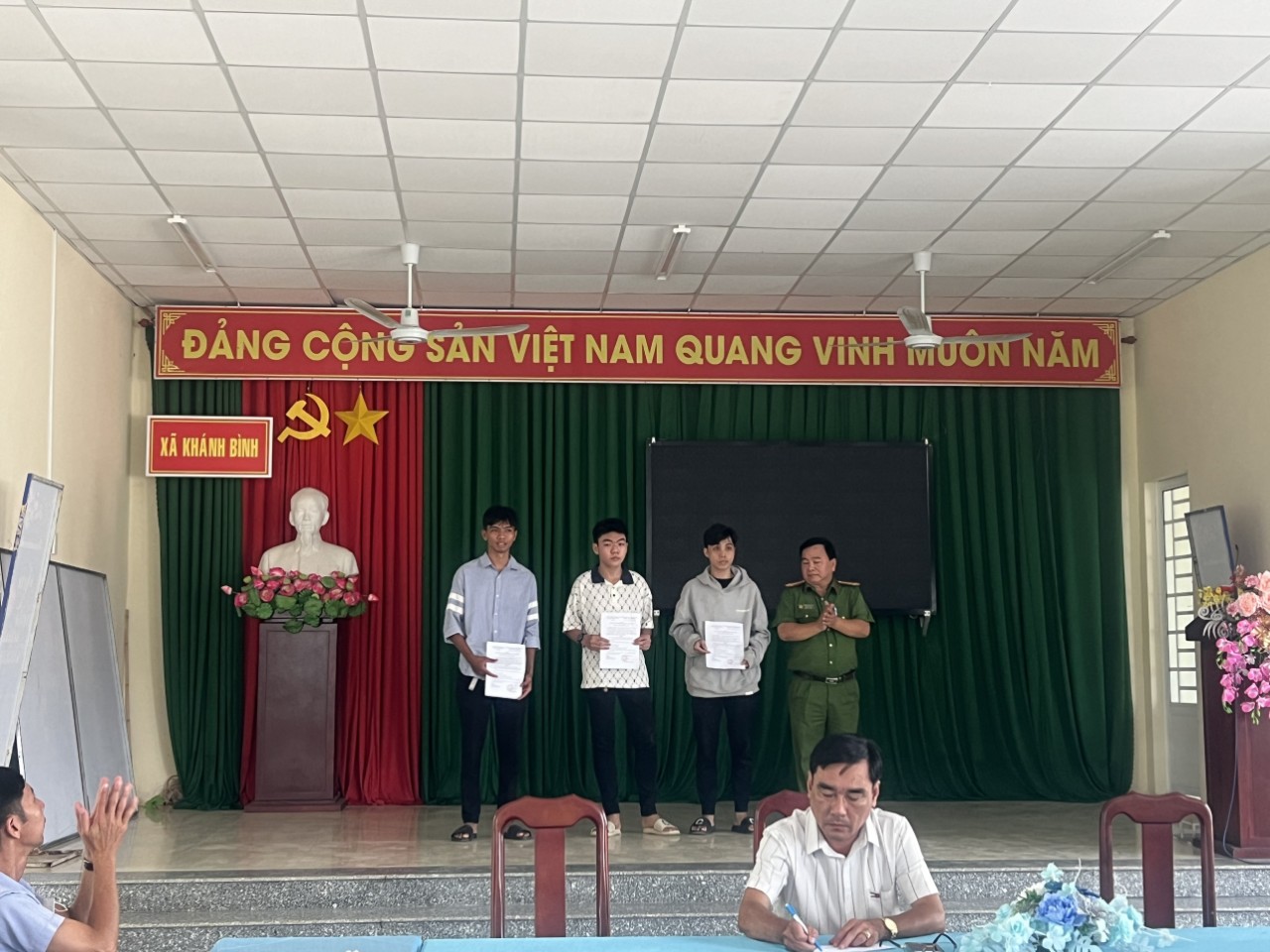 Ông Nguyễn Hoài Sơn, Trưởng Công an xã trao lệnh cho thanh niên