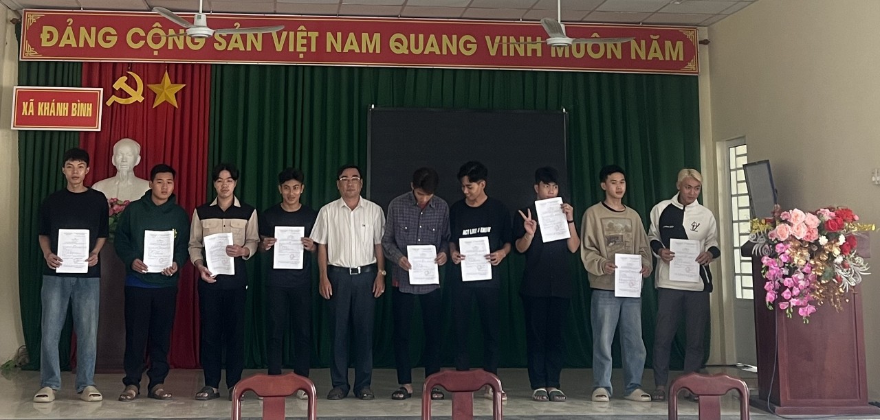 Ông Phan Văn Tường, Bí thư Đảng ủy - Chủ tịch UBND - Chủ tịch Hội đồng nghĩa vụ Quân sự xã Khánh Bình đã trao lệnh cho 15 thanh niên 