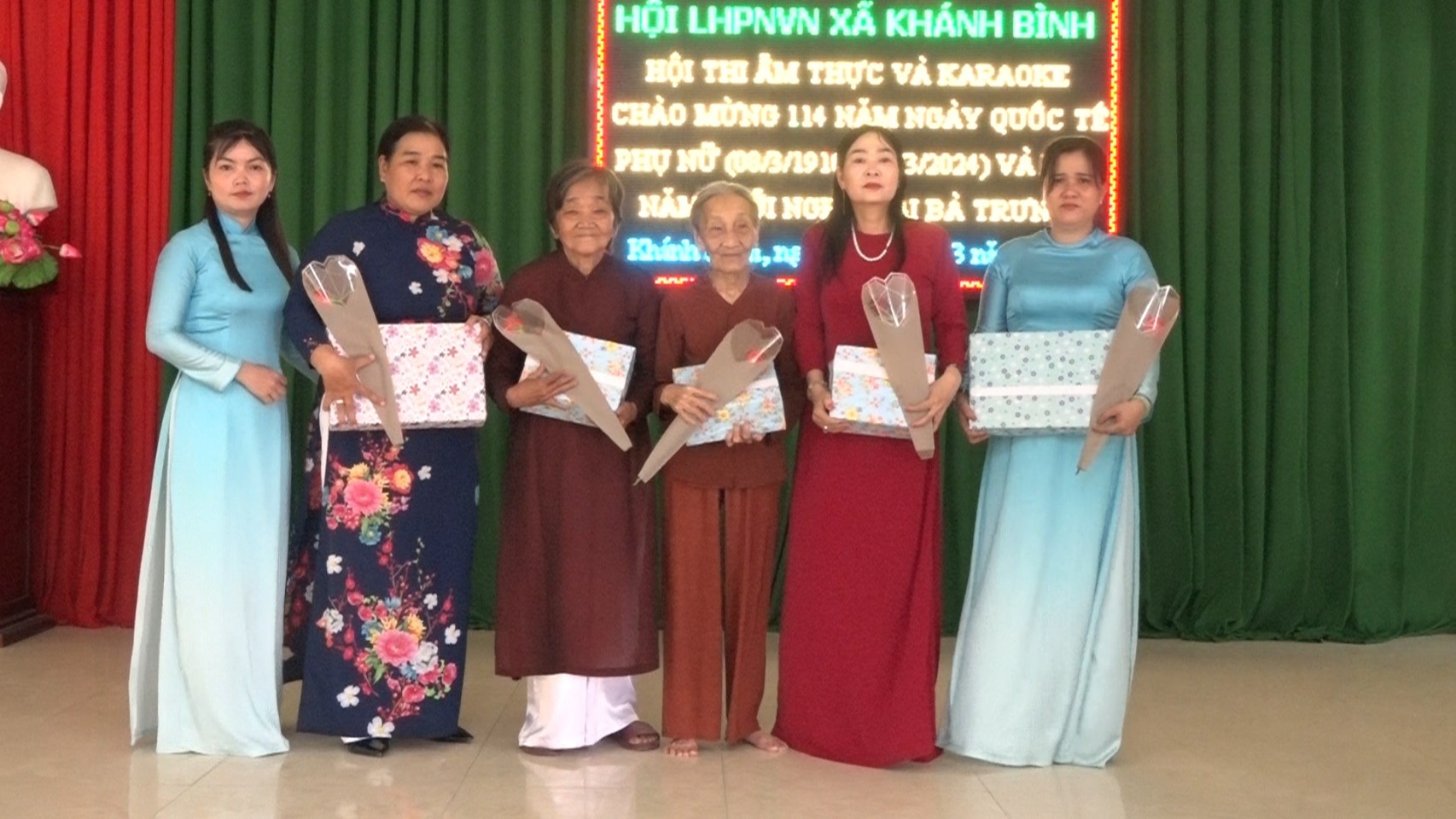 Chủ tịch Hội LHPN xã Khánh Bình, tặng hoa tri ân các mẹ, các chị nguyên là Chủ tịch, Phó Chủ tịch Hội LHPN xã qua các nhiệm kỳ