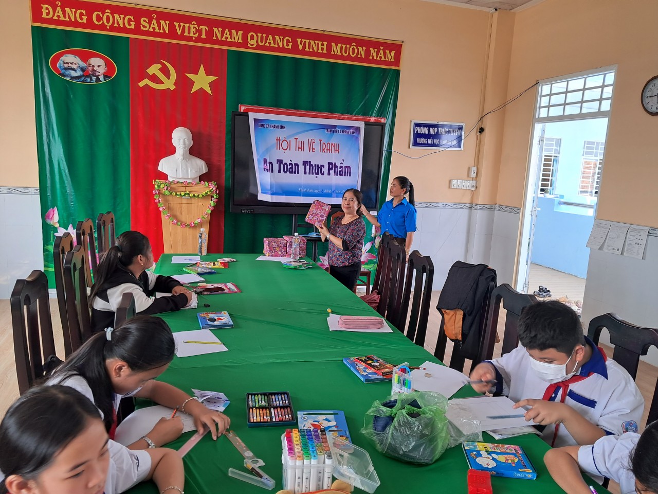 Hội thi vẽ tranh cho học sinh  của trường tiểu học khánh Bình